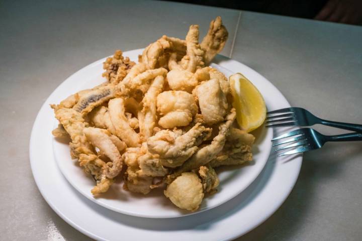 Ración de pescaíto frito en Los Diamantes de Granada.