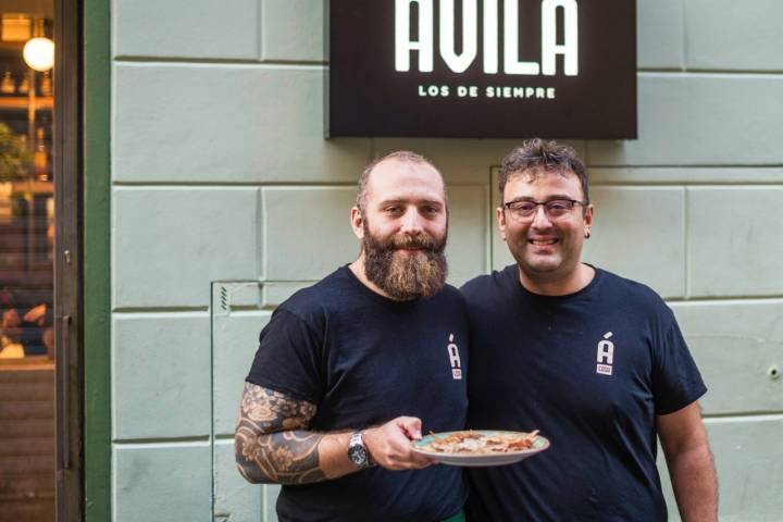 Fernando y Juan Miguel, dueños del Bar Ávila de Granada.