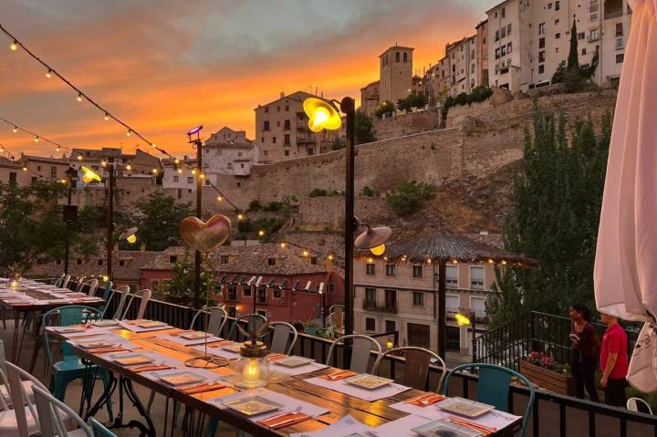 Un lugar perfecto para disfrutar de la ciudad de Cuenca al atardecer. Foto: Facebook ‘La Grotte del Huécar’