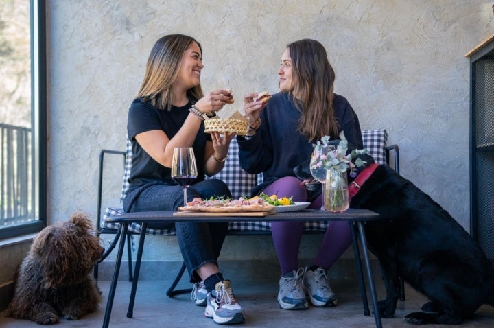 Rico picoteo en buena compañía tras una ruta. Foto: Facebook ‘Camping La Trapera’ Rico picoteo en buena compañía tras una ruta. Foto: Facebook ‘Camping La Trapera’