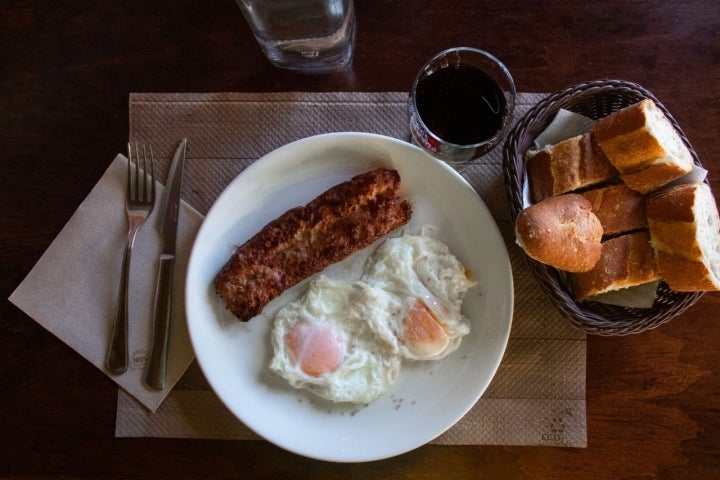 El lujo de un almuerzo sencillo. Foto: Facebook ‘Camping Laspaúles’  El lujo de un almuerzo sencillo. Foto: Facebook ‘Camping Laspaúles’