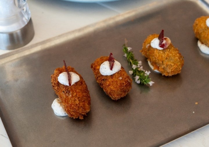Tienen croquetas de chipirón y crema de cebollino y de cecina de León. Foto: Facebook 'Club Paiaset' Tienen croquetas de chipirón y crema de cebollino y de cecina de León. Foto: Facebook 'Club Paiaset'