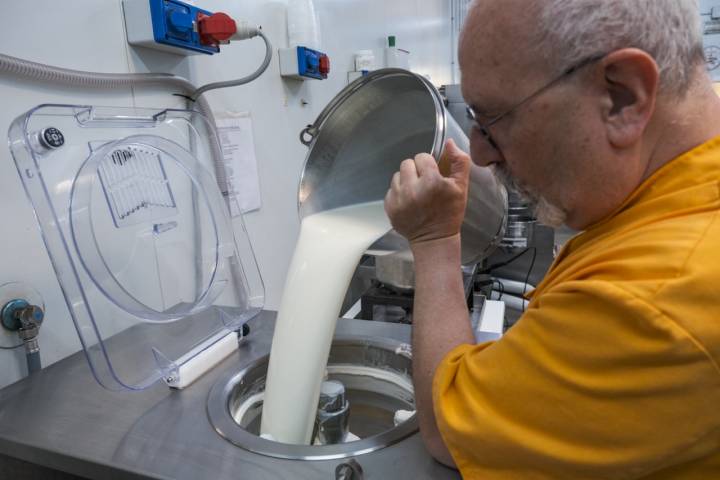 La Heladería Artesana: Vicente haciendo helado de queso fresco.