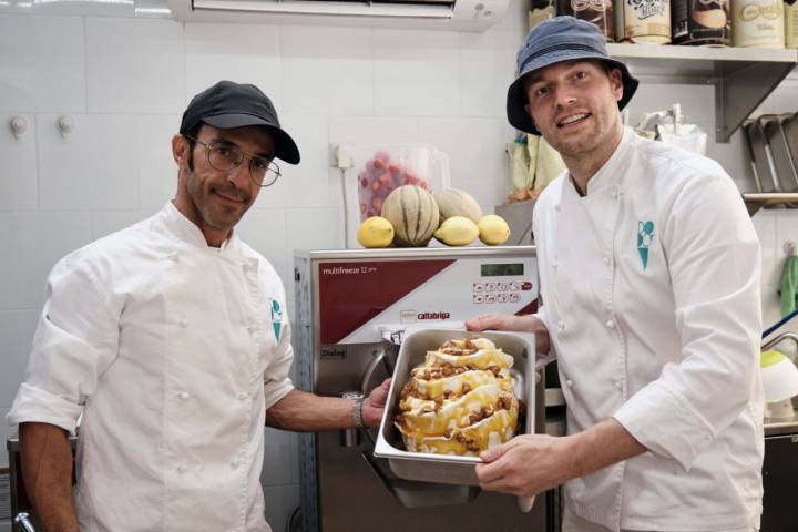 Michelangelo Dodò Rinaldi (derecha), propietario de la heladería Dodò Gelato