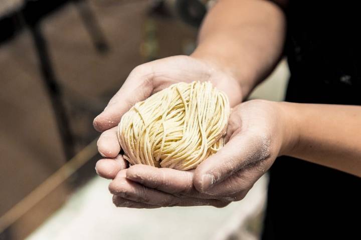 En algunos sitios de ramen, aún hacen la pasta a mano. Foto: Facebook 'Don Don Ramen'