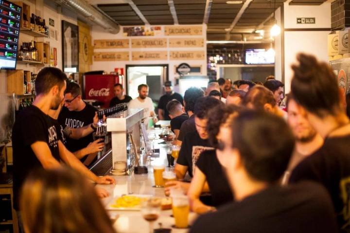 Cervezas de experto y ambiente de bar en Zaragoza. Foto cedida