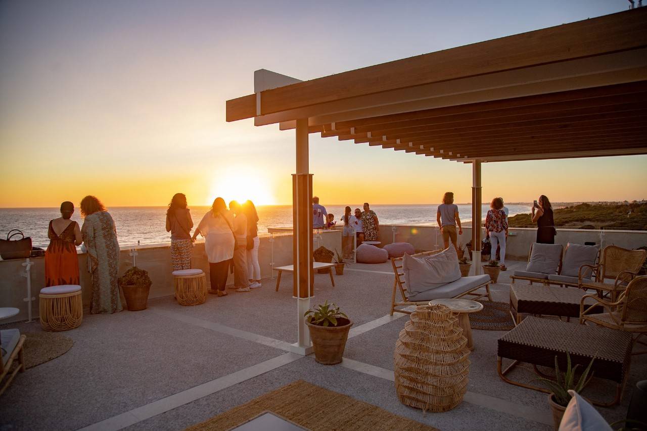 Varios clientes disfrutan de la puesta de sol en la terraza superior de 'El Cuartel del Mar'.
