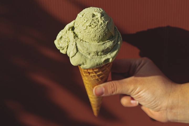 Helado de pistacho en cucurucho, sencillo y gustoso. Foto: Facebook Gelats Valls