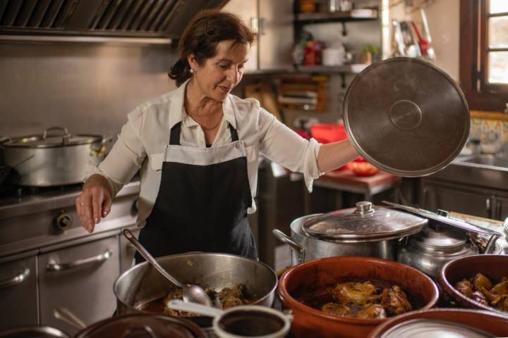 Loli Lamas lleva 40 años enamorando a todo el que para en el 'Mesón de Crecente' a tomar sus pollitos tomateros o el flan. Foto: Sofía Moro
