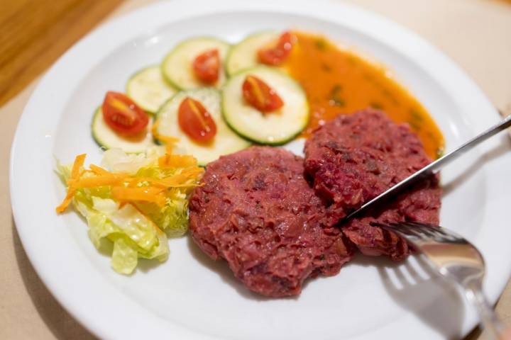 Nada de "alternativas" a la carne: alubia roja y verduras con calabacín marinado.