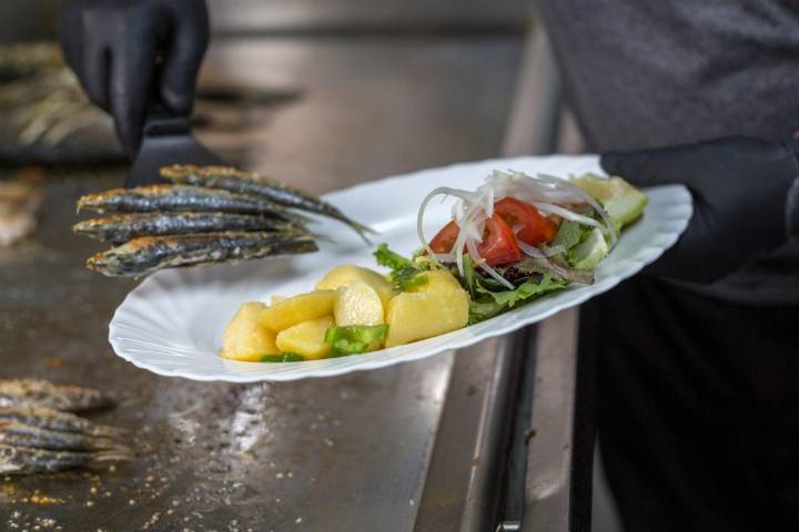 En ‘El Chiringuito de María’ el pescado va sin salsa, porque consideran que enmascara el sabor del producto fresco.