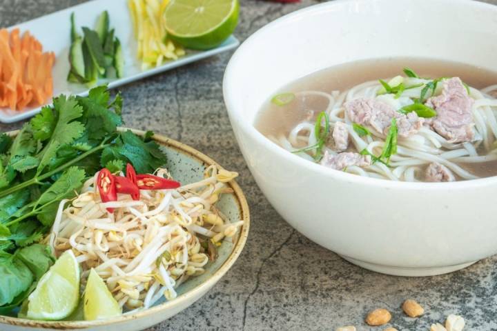 Fideos de arroz y carne de ternera para el 'pho'. Foto: Facebook 'La Vietnamita'