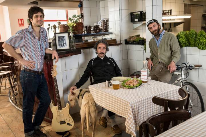Diego Guerrero a punto de tomar la ensalada de San Isidro que preparan Narciso Bermejo y Pelayo  Escadón en ‘Rambal’ (Madrid). Foto: Alfredo Cáliz