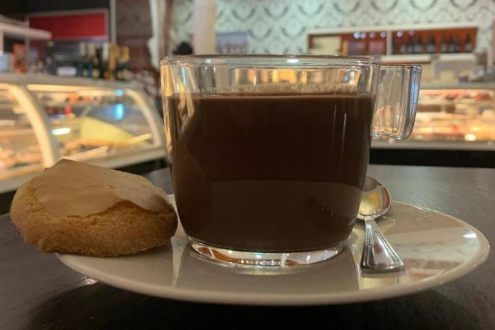 Chocolate a la taza con una pasta en 'Muñoz' (Teruel)