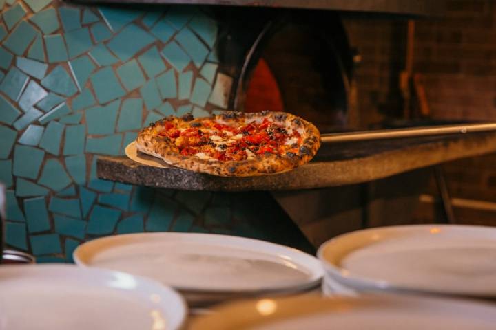 Una pizza en horno de piedra en 'Curniciello Napolitano'. Foto: Facebook 'Curniciello Napolitano'