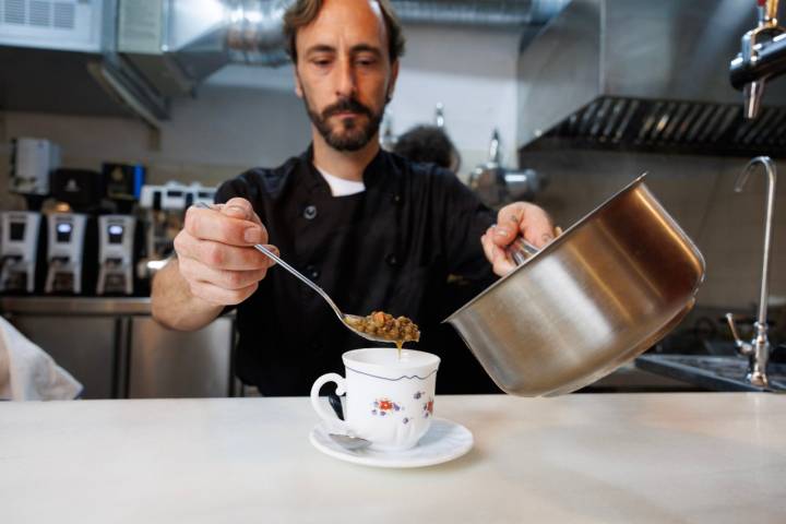 Mario Pizarro emplantando unas lentejas  en Matria, Jerez