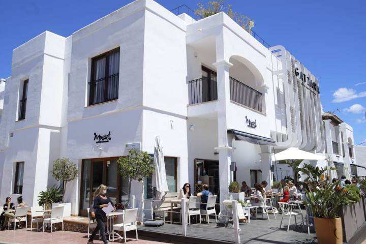 ‘Musset’ cuenta con una amplia terraza en el centro de Santa Gertrudis. Foto: Facebook ‘Musset Café’
