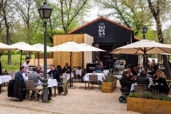 El restaurante 'Villa Verbena' se ubica en uno de los pequeños quiosco de madera de la Casa de Campo.