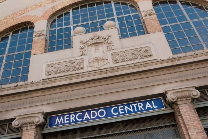 El Mercado Central de Alicante tiene un pasado oscuro, pero un presente brillante. Foto: Shutterstock.