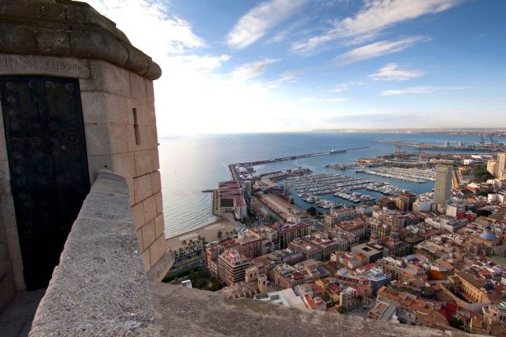 Así luce Alicante desde el castillo de Santa Bárbara. Foto: Turismo Alicante.
