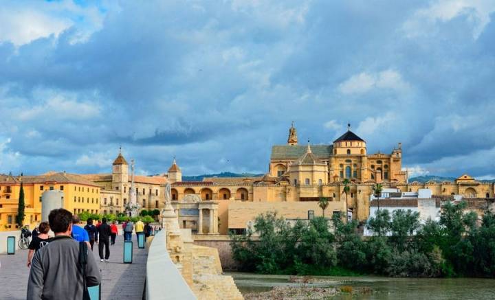 Las imponentes vistas de la Córdoba desde el puente romano. Foto: Shutterstock.