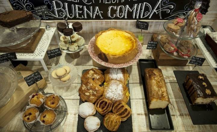 La mesa de repostería repleta de tentaciones (algunas en clave argentina), de 'La Guida'. Foto: Garikoitz Díaz.