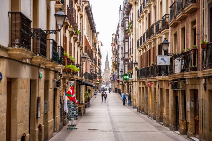 Perderse por las calles del centro de San Sebastián siempre es un acierto. Foto: Shutterstock.