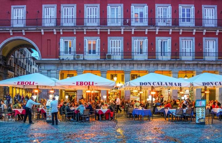 La Plaza de Mayor, centro neurálgico del turismo en Madrid, cuenta con gran cantidad de restaurantes y terrazas. Foto: Shutterstock.