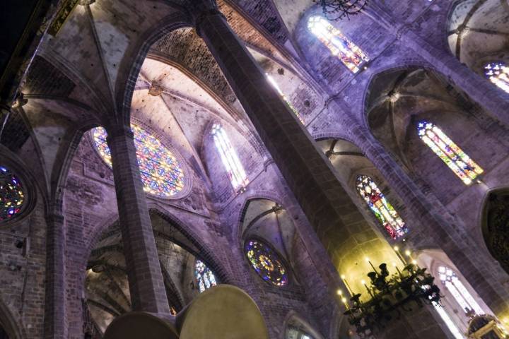La luz de las vidrieras de la catedral gótica ha inspirado a artistas como Gaudí, Miró o Miquel Barceló. Foto: Shutterstock.