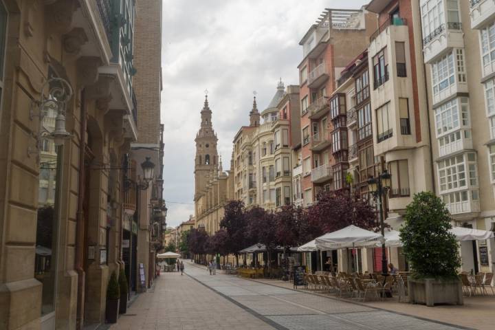 Santa María la Redonda asoma por la calle principal de la ciudad. Foto: Shutterstock