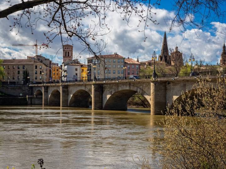 El puente de Piedra, que cruza el Ebro, ha sido históricamente recorrido de peregrinos del Camino de Santiago. Foto: Shutterstock