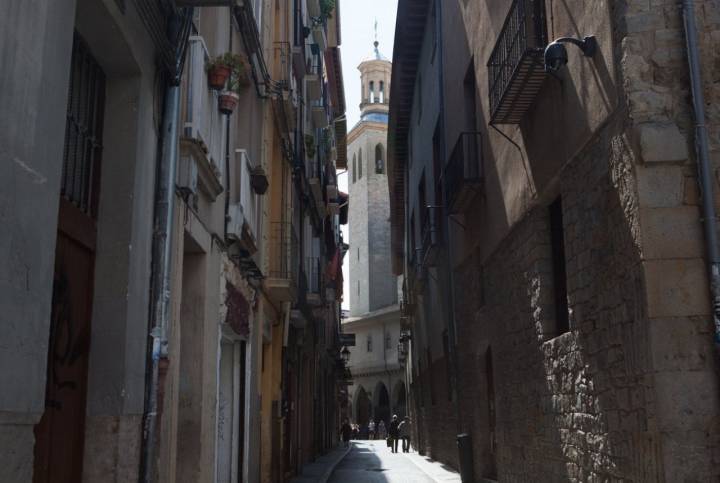 Pamplona - Calle Jarauta con la iglesia de San Saturnino al fondo
