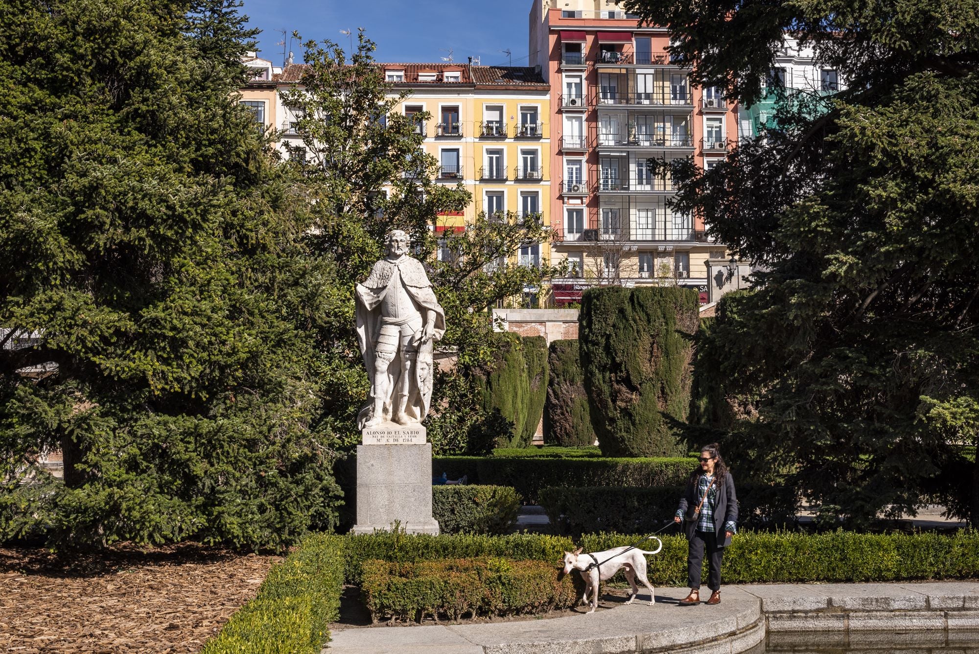 Paseo perro Jardines Sabatini estatua