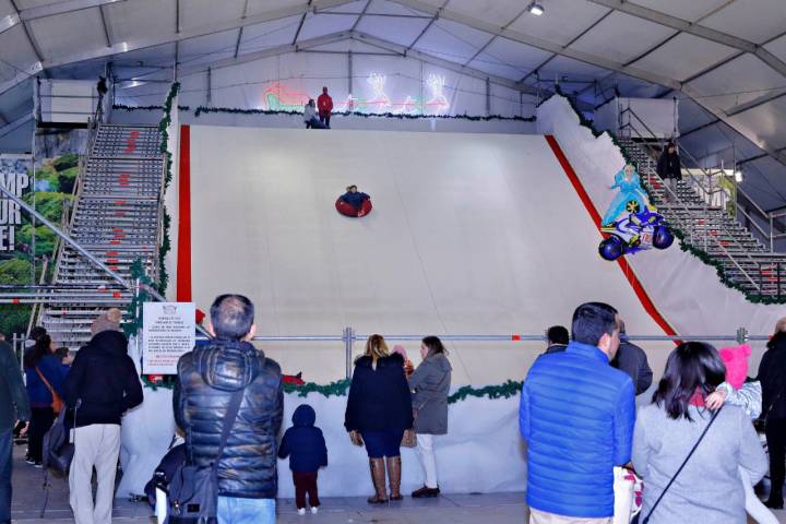 El tobogán de hielo mide 30 metros de altura.