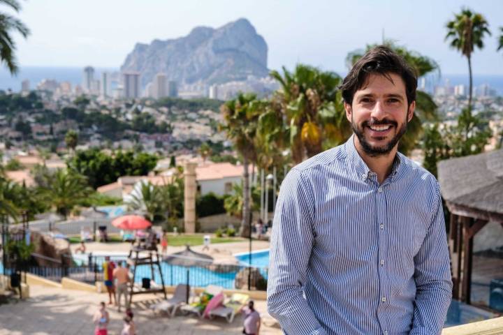 Andrés Frenchilli, director del alojamiento, posa en el Selfie Point, desde donde se ve todo Calpe.