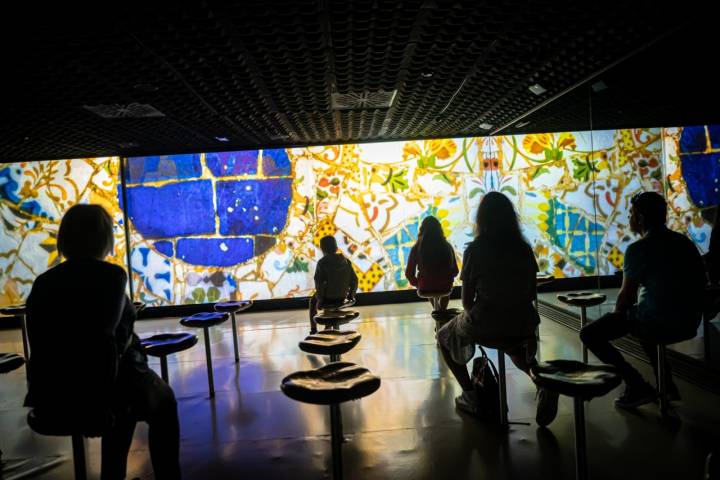 Una proyección audiovisual inmersiva te mete de lleno en la mente de Gaudí.