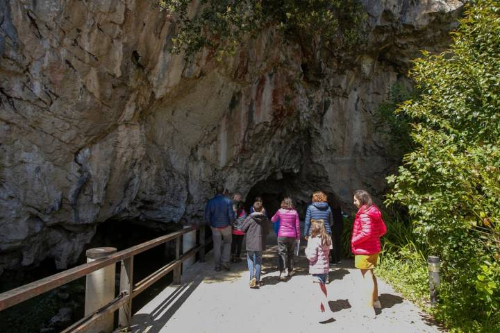 La entrada a la cueva se hace por un túnel artificial de 150 metros.