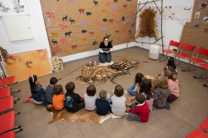 Los talleres infantiles muestran cómo vivían nuestros antepasados de una forma lúdica.