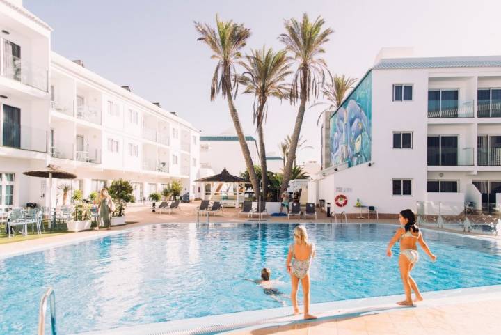 Surf con niños en Fuerteventura: piscina hotel 'Surfing Colors'