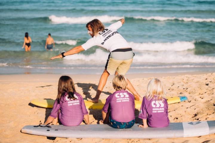 Surf con niños en Fuerteventura: atentos a la clase