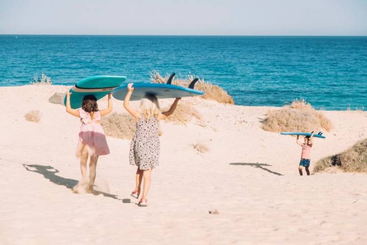 Surf con niños en Fuerteventura: porteando sus tablas