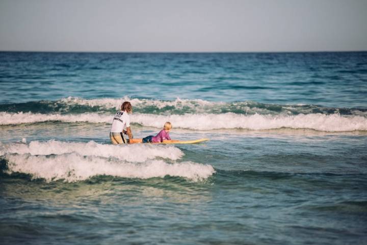 Surf con niños en Fuerteventura: cogiendo olas