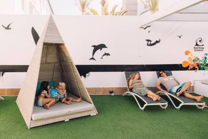 Surf con niños en Fuerteventura: tipis hotel 'Surfing Colors'