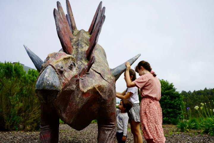 Costa jurásica de Asturias niños con dinosaurio