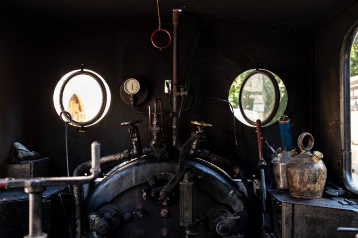 Museo Vasco del Ferrocarril en Azpeitia interior locomotora