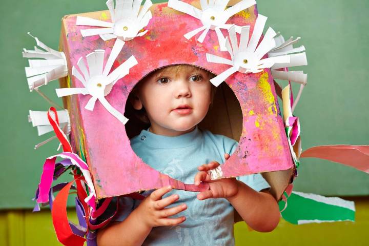 Una niña con una caja que hecha de manualidades.