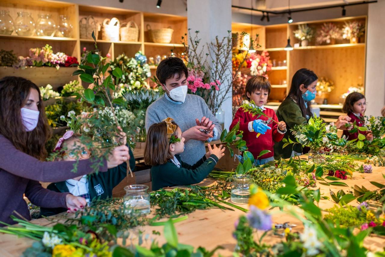 Elena Suárez&Co realiza talleres infantiles enfocados en el manejo de las flores.
