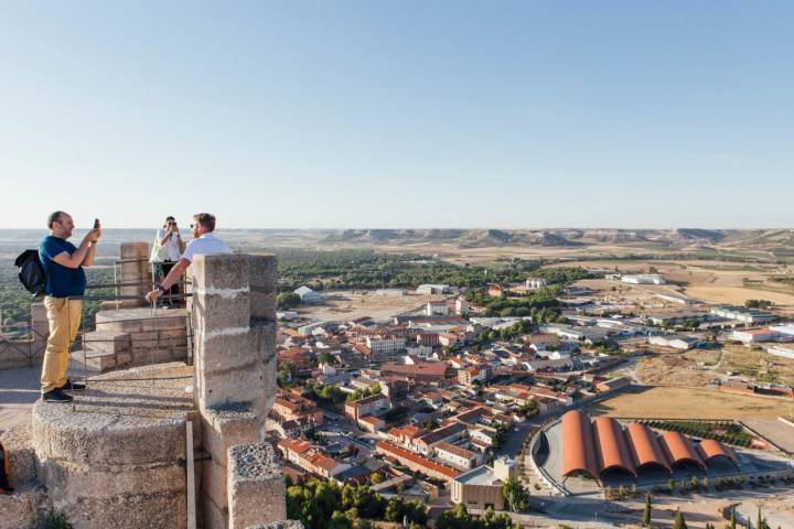 El castillo de Peñafiel ofrece unas vistas privilegiadas del Valle de Duero. En la foto, aparece la bodega Protos.