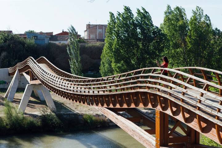 Construido en Asturias, estamos ante uno de los puentes de madera más largos de España.
