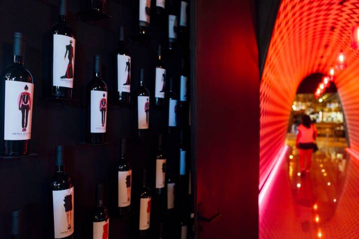 Las botellas de Amaya Arzuaga junto al pasillo interactivo que te introduce en el restaurante.